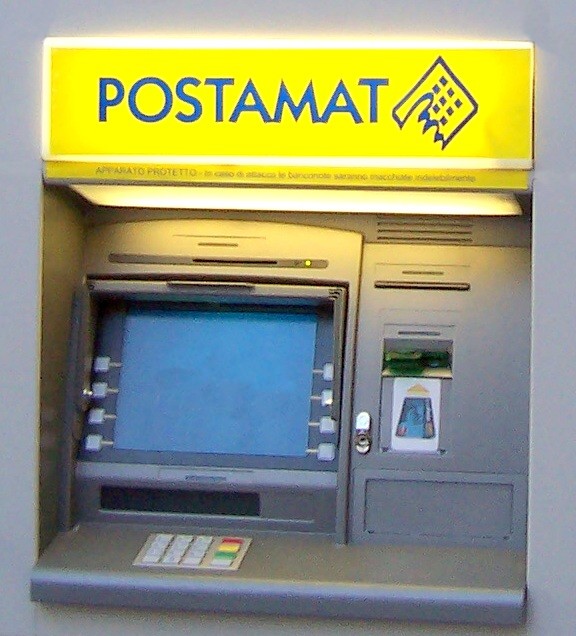 Sportello esterno per il prelievo nell\'ufficio postale di S. Giovanni a Piro