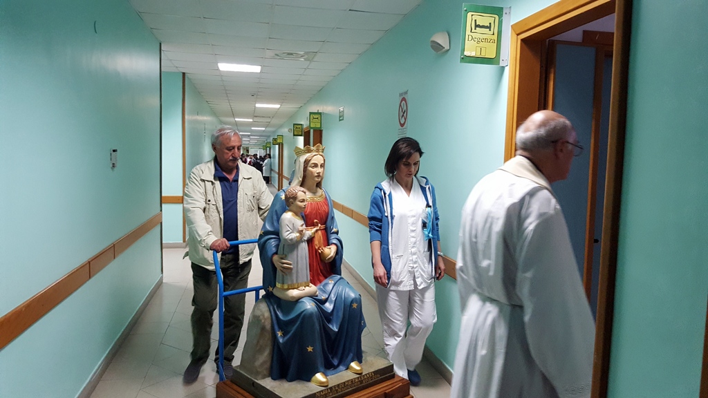 Pietrasanta Pellegrina nei reparti dell\'Ospedale