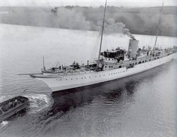 Lo storico Nahlin ancorato al largo di Scario