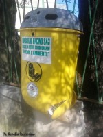 A Bosco bidone raccogli batterie colmo e rotto da ignoti