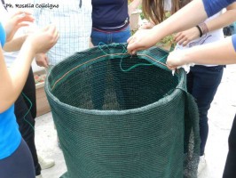 Gli alunni del Gaza costruiscono compostiere in trasferta