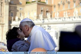 Il piccolo Luca tra le braccia di Papa Francesco