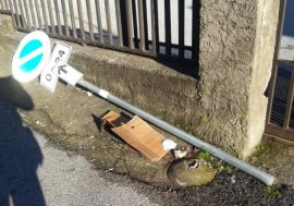 Via Pornia: abbattuto un segnale di divieto di sosta