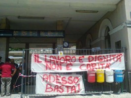 La protesta degli operai davanti la Stazione Ferroviaria di Sapri