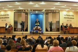 I Testimoni di Geova in convegno riflettono su come imitare Dio