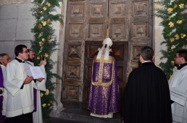 Il Vescovo De Luca apre la Porta della Misericordia della Concattedrale di Policastro Bussentino