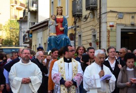 Don Enzo riabbraccia la Madonna di Pietrasanta