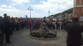 La scultura del Bimbo (morso dal granchio) ritornata a Scario