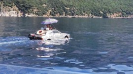 Avvistata nel mare di Scario un'auto galleggiante