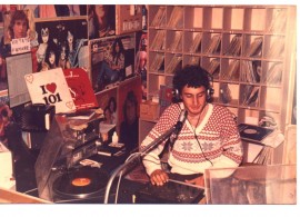 40 anni delle radio libere: nel servizio del TG5 un giovane Alessandro Sorrentino negli studi di Radio ERA