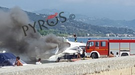 Prende fuoco una barca nel porto di Policastro - video e foto dell'incendio