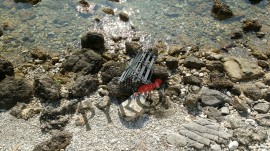 Scario: vandali sradicano panchina e la buttano sulla spiaggia
