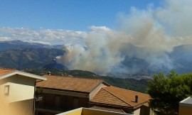 Continua a bruciare il Cilento: fiamme nel golfo di Policastro