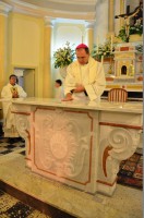 Il Vescovo De Luca consacra il nuovo Altare in onore di San Rocco nella chiesa di Bosco