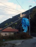 Palo divelto dal vento, prestare massima attenzione 