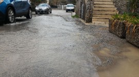 Scario, importante perdita d'acqua nella strada principale (FOTO)