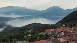 Incendio lambisce linea ferroviaria: ritardi di 60 minuti