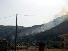 Emergenza incendi: fiamme lambiscono le abitazioni. Fuoco anche in piena notte. La cronaca del secondo giorno