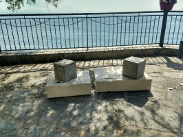 Le panchine alla Tragara non trovano pace. Distrutta nuovamente quella in marmo (le foto)