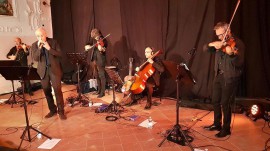 Tutto esaurito per il concerto di Peppe Servillo & Solis String Quartet nella suggestiva chiesa di Santa Maria dei Martiri a Rofrano