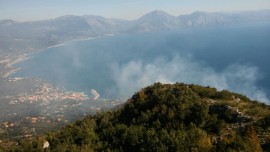 Una nube di fumo invade il golfo, brucia la Masseta