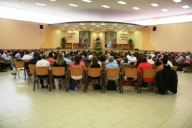 Testimoni di Geova in convegno studiano la legge del Cristo