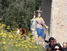 Ogni anno, il martedi' dopo Pasqua, il Santuario ospita l'antica Festa della Madonna di Pietrasanta. Le foto da San  Giovanni a Piro