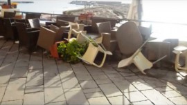 Scario, auto contro i tavolini di un bar, tragedia sfiorata sul lungomare 