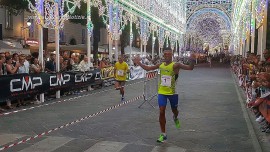 La magia della Vallo in Corsa nella piazza illuminata a Festa. Grande attesa per la sesta edizione della notturna