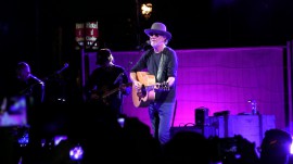 De Gregori emoziona Scario, tutto esaurito sul porto della ''perla del Cilento'' per lo storico concerto del cantautore romano (le immagini)