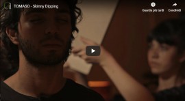 ''Skinny Dipping'', il primo singolo di Tomaso. Scenografia del video curata da Alessandra Grieco