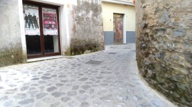 Camionista si incastra tra i vicoli del borgo in piena notte