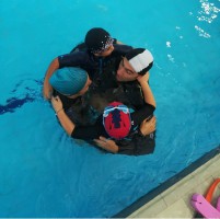 Un tuffo insieme in piscina per sfidare l'autismo
