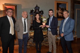Cultura, la Raggi consegna la medaglia del Comune di Roma all'associazione Elaia