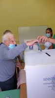 Felice Magliano, 106 anni e 10 mesi, al seggio. Esempio puro di democrazia, si reca alle urne dal lontano 1946
