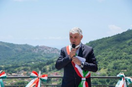 Camerota, sindaco dona stipendi per le palestre delle scuole